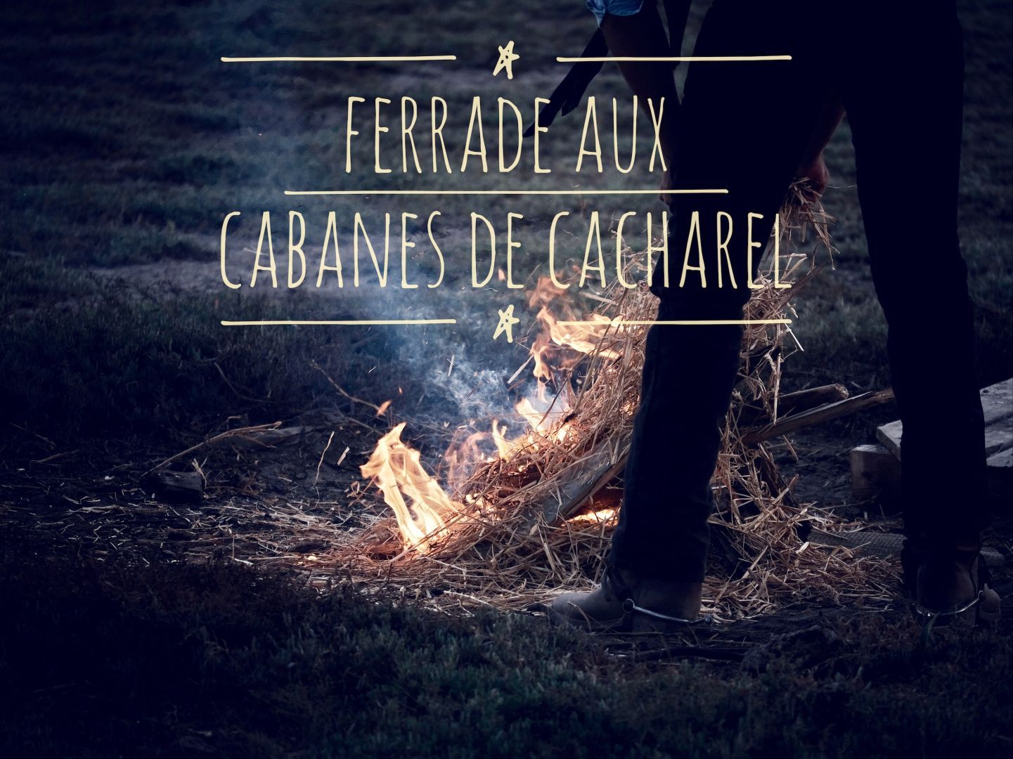 Image d’introduction avec le titre « Ferrade aux Cabanes de Cacharel ». L’image montre les jambes d’un cavalier qui est en train d’allumer un feu.